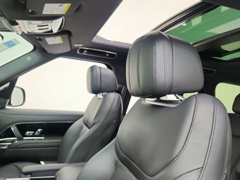 Used 2025 Land Rover Range Rover SE image 31