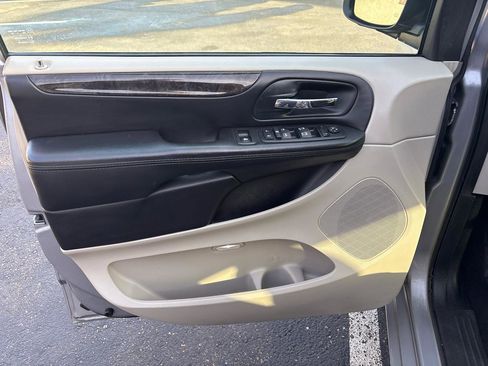 Used 2014 Dodge Grand Caravan SXT image 9