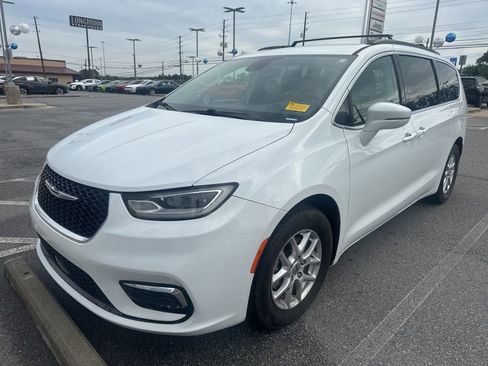 Used 2022 Chrysler Pacifica Touring-L FWD image 1