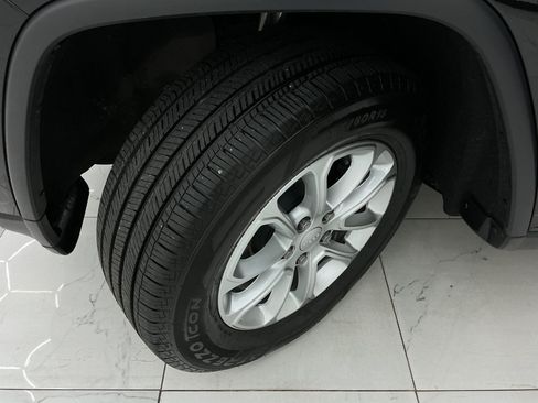 Used 2021 Jeep Grand Cherokee Laredo AWD/4WD image 43