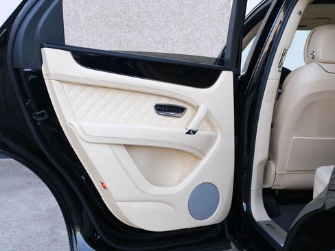 Used 2018 Bentley Bentayga image 26