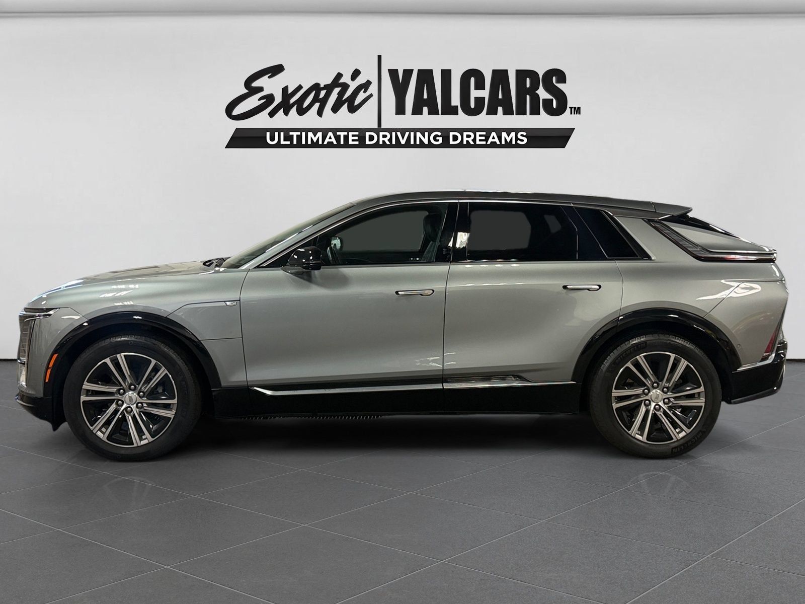 Used 2024 Cadillac Lyriq Luxury AWD/4WD image 2