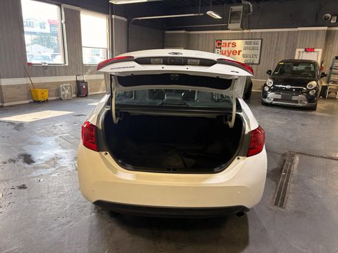 Used 2018 Toyota Corolla SE FWD image 16