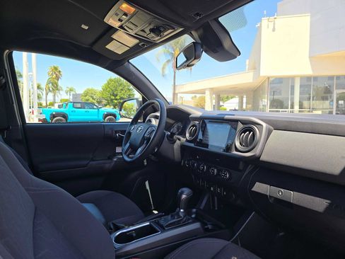 Used 2019 Toyota Tacoma TRD Off-Road w/ Technology Package AWD/4WD image 11