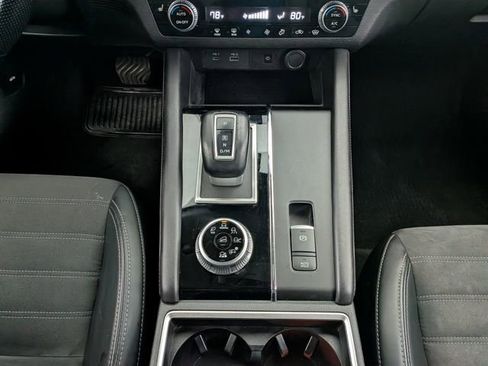 Used 2024 Mitsubishi Outlander SE image 32