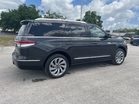 Used 2023 Lincoln Navigator Reserve image 3