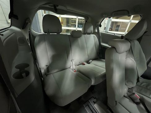 Used 2011 Toyota Sienna XLE w/ Premium Pkg image 23