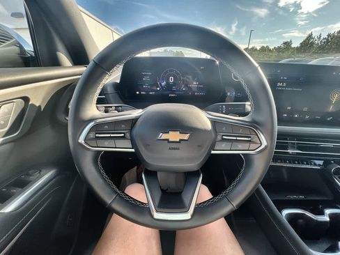 Used 2025 Chevrolet Traverse LT image 11