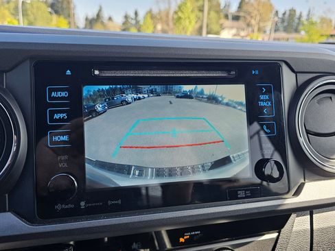 Used 2018 Toyota Tacoma TRD Off-Road w/ Technology Package AWD/4WD image 19