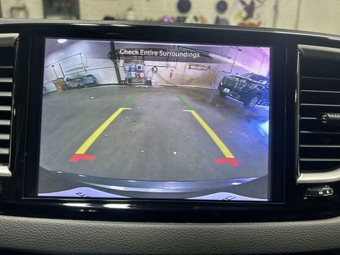 Used 2023 Chrysler Pacifica Touring-L FWD image 15
