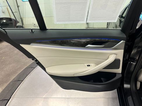 Used 2023 BMW 540i xDrive w/ Premium Package image 29