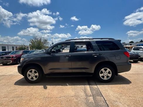 Used 2017 Toyota Sequoia SR5 w/ Premium Package RWD image 8