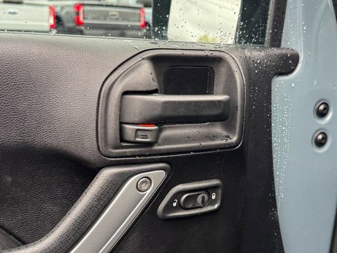 Used 2015 Jeep Wrangler Unlimited Sahara w/ Connectivity Group image 12