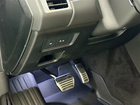 New 2026 Land Rover Discovery Dynamic SE image 10