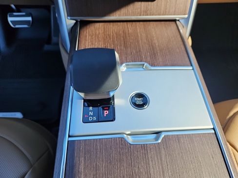 New 2025 Land Rover Range Rover Long Wheelbase SE image 16