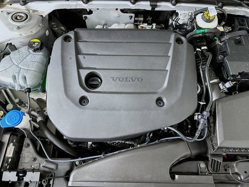 Used 2025 Volvo XC40 B5 Core image 33