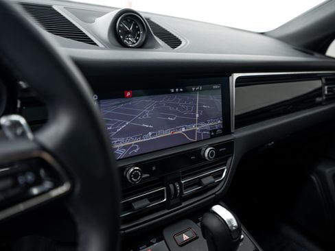 Certified 2024 Porsche Macan AWD/4WD image 18