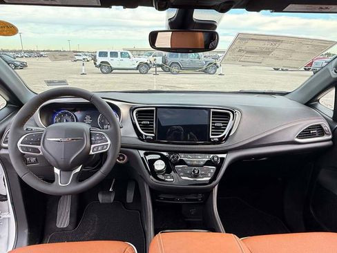 New 2026 Chrysler Pacifica Pinnacle image 25