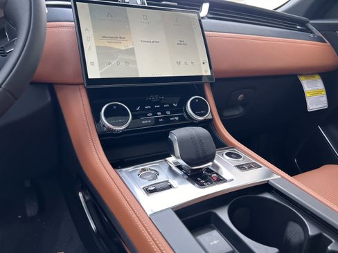 Used 2025 Jaguar F-PACE R-Dynamic S image 8