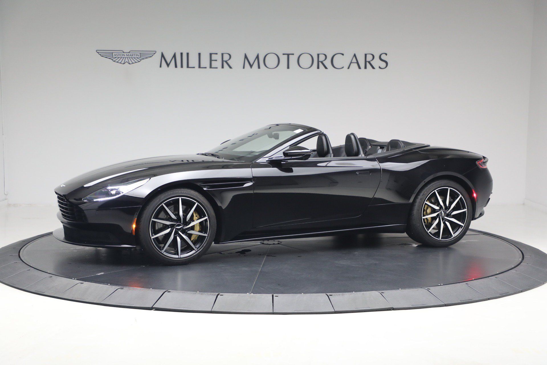 Used 2020 Aston Martin DB11 Volante RWD image 2