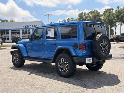 Used 2025 Jeep Wrangler Unlimited Sahara AWD/4WD image 10