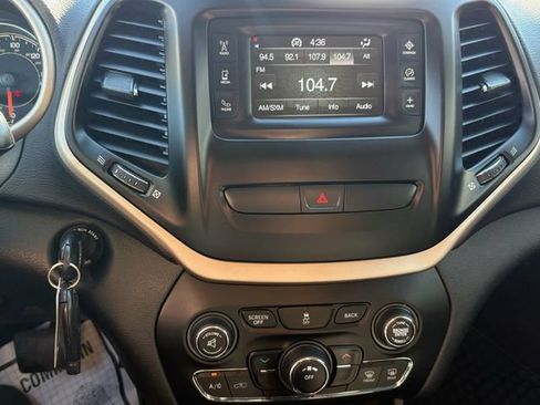 Used 2018 Jeep Cherokee Latitude w/ Cold Weather Group AWD/4WD image 13