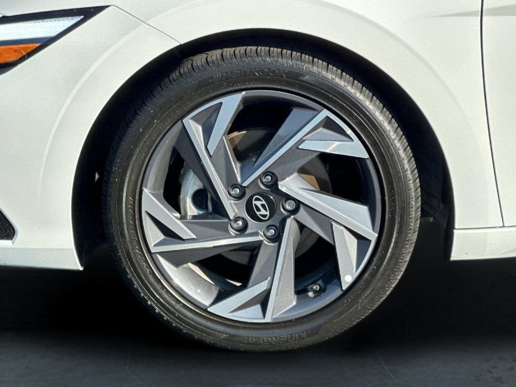 Used 2025 Hyundai Elantra Limited FWD image 34