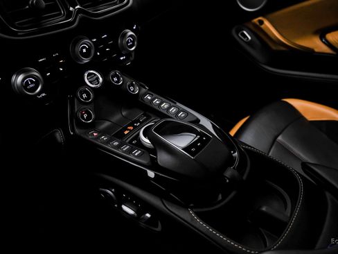 Used 2020 Aston Martin V8 Vantage Coupe image 45