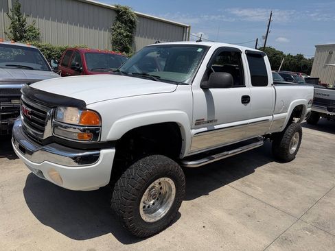 Used 2005 GMC Sierra 2500 SLT w/ Heavy-Duty Power Package AWD/4WD image 1