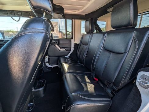Used 2015 Jeep Wrangler Unlimited Rubicon image 27
