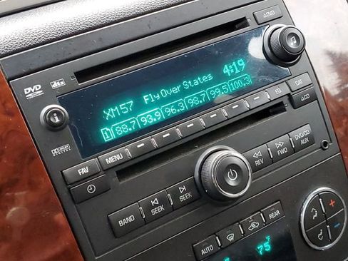 Used 2014 Chevrolet Suburban LT image 13