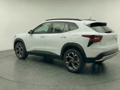 Used 2025 Chevrolet Trax LT w/ LT Convenience Package image 6