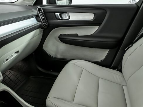 Used 2019 Volvo XC40 T5 Momentum image 36