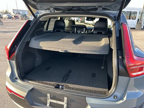 Used 2022 Volvo XC40 T5 Momentum image 13