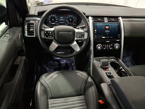 Certified 2025 Land Rover Discovery Dynamic SE image 11