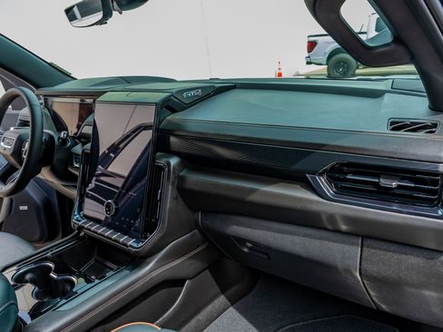 Used 2025 GMC Yukon AT4 w/ AT4 Premium Package image 18