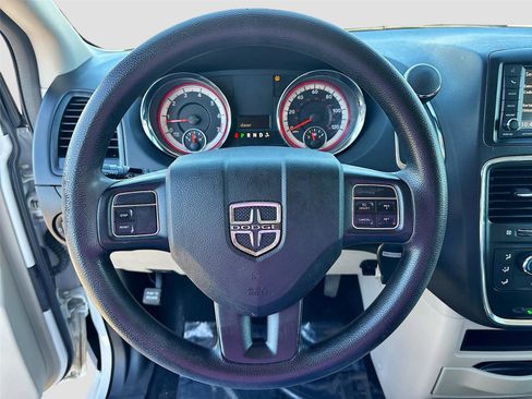 Used 2019 Dodge Grand Caravan SE image 12