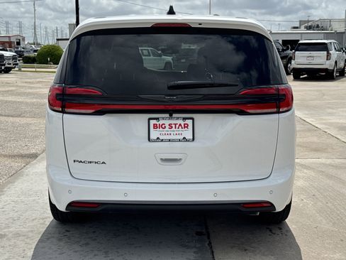 New 2026 Chrysler Pacifica Select image 9