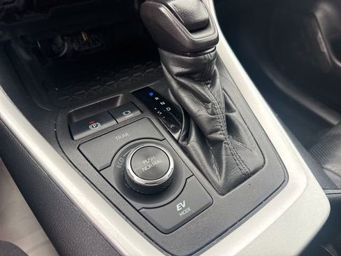 Used 2022 Toyota RAV4 LE image 14