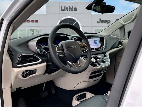 Used 2024 Chrysler Pacifica Touring-L image 2