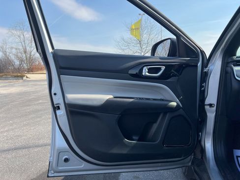 Used 2025 Jeep Compass Limited image 8