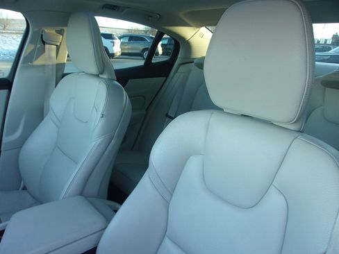 Used 2022 Volvo S60 B5 Momentum image 9