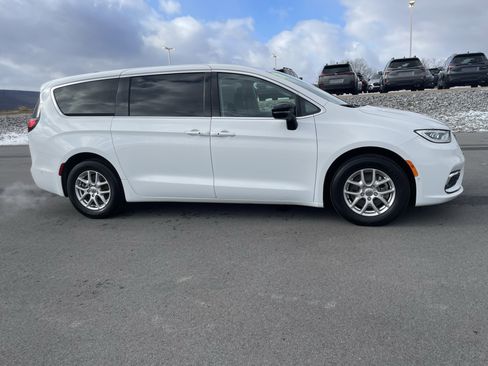 Used 2024 Chrysler Pacifica Touring-L image 2