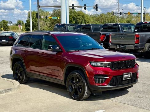 Used 2023 Jeep Grand Cherokee Altitude image 6