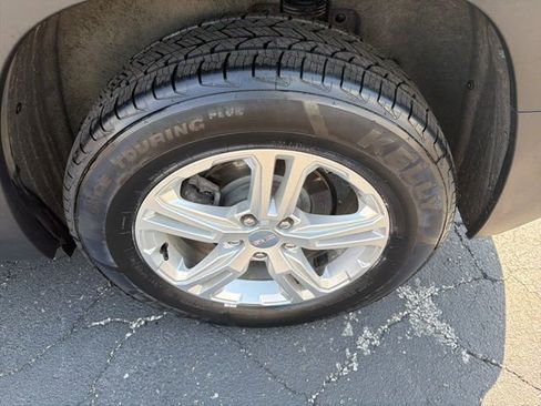 Used 2024 GMC Terrain SLE w/ Driver Convenience Package image 9