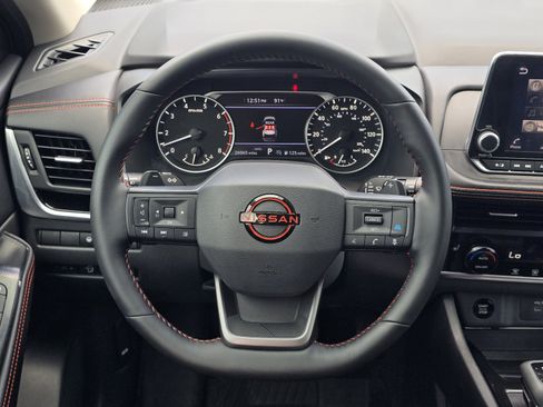 Used 2025 Nissan Rogue SV AWD/4WD image 16