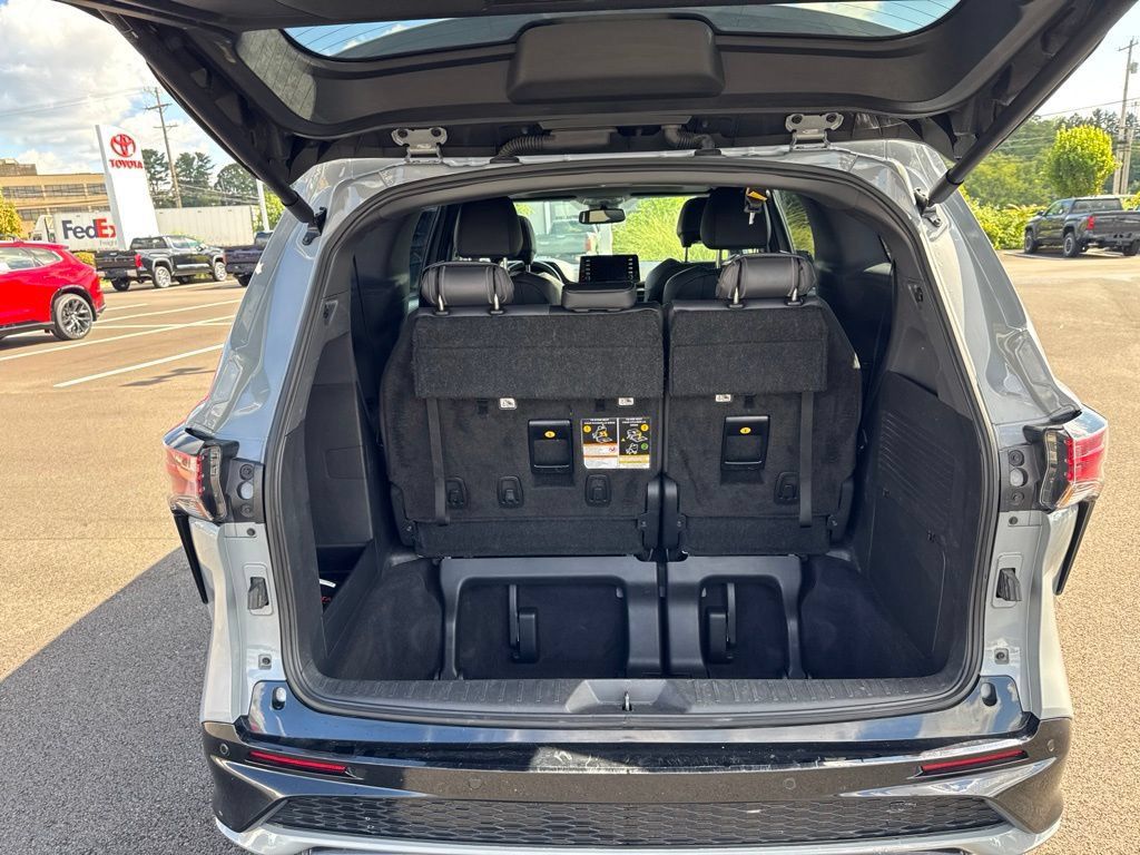 Certified 2023 Toyota Sienna XSE FWD image 11
