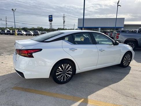 Used 2025 Nissan Altima 2.5 SV FWD image 11