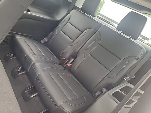 Used 2023 GMC Acadia SLT image 30