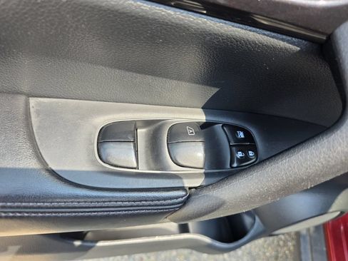 Used 2019 Nissan Rogue SV AWD/4WD image 14
